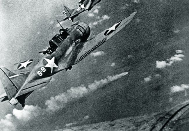 Bombardiers SBD-3 Dauntless survolant le croiseur japonais Mikuma en feu, le 6 juin 1942.