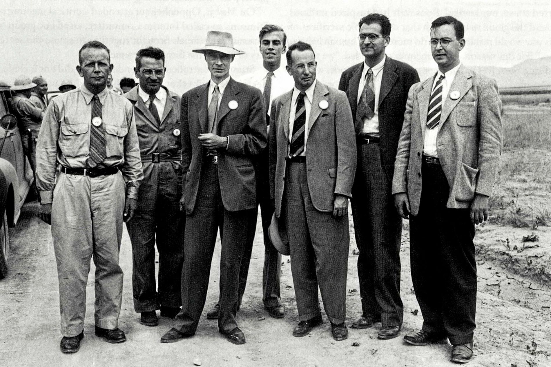 Robert Oppenheimer (au centre avec le chapeau) et une partie de son équipe
